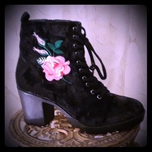 NWT  Clarissa Black Velvet Boots ⚘⚘⚘